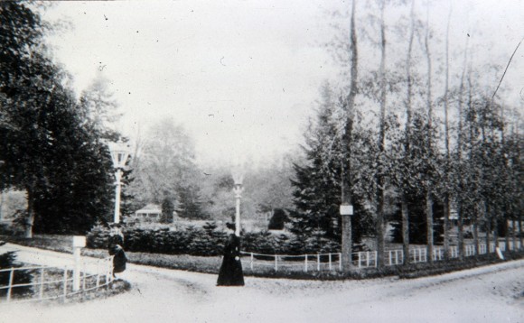 Oprijlaan naar het huis rond 1900